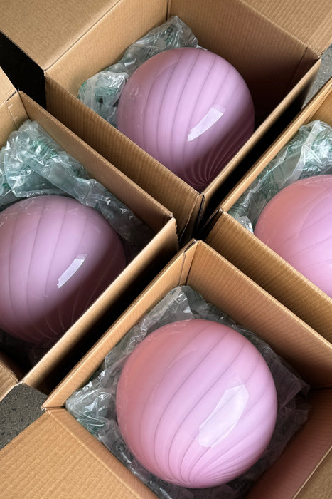 Stor ny Murano candy pendel loftlampe i den mest fantastisk bubble gum lyserøde pink nuance. Mundblæst glas i rund form med swirl mønster. E27 fatning. Kommer med justerbart messingbelagt ophæng samt transparent ledning.