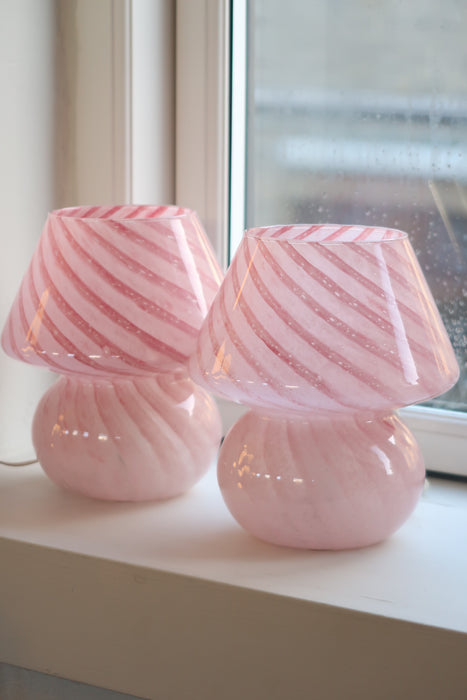 Vintage Murano baby mushroom bordlampe. Mundblæst lampe i lyserød glas med swirl. Den perfekte størrelse til et sengebord. Håndlavet i Italien, 1970erne, og kommer med hvid ledning.