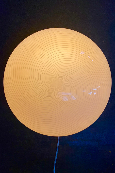 Vintage Murano plafond loftlampe i smukt creme glas med hvid swirl mønster. Kan både bruges som loftlampe eller som væglampe. 2x E27 fatning. Håndlavet i Italien, 1970erne, og har hvid metal bagside. D:40 cm H:17 cm