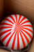 Ny Murano candy pendel loftlampe i en bolsje kombination af rød og hvid. Mundblæst glas i rund form med vertikale striber. E27 fatning. Kommer med justerbart messingbelagt ophæng samt transparent ledning.  Håndlavet i Italien.  D:40 cm  