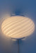 Klassisk vintage Murano væglampe i hvid glas med swirl mønster og hvidt beslag. Perfekt størrelse til din entré, i køkkenet, på badeværelset eller som læselampe i soveværelset. Enkelte og lette at montere. Mundblæst i Italien, 1960/70erne og varierer i udtrykket. 