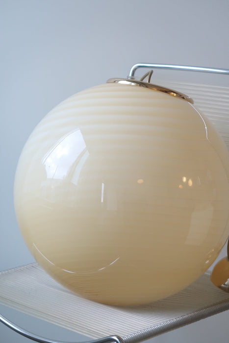 Stor ny italiensk Murano candy pendel loftlampe i en smuk blød gul nuance. Mundblæst glas i rund form med swirl mønster. E27 fatning. Kommer med justerbart messingbelagt ophæng samt transparent ledning. 