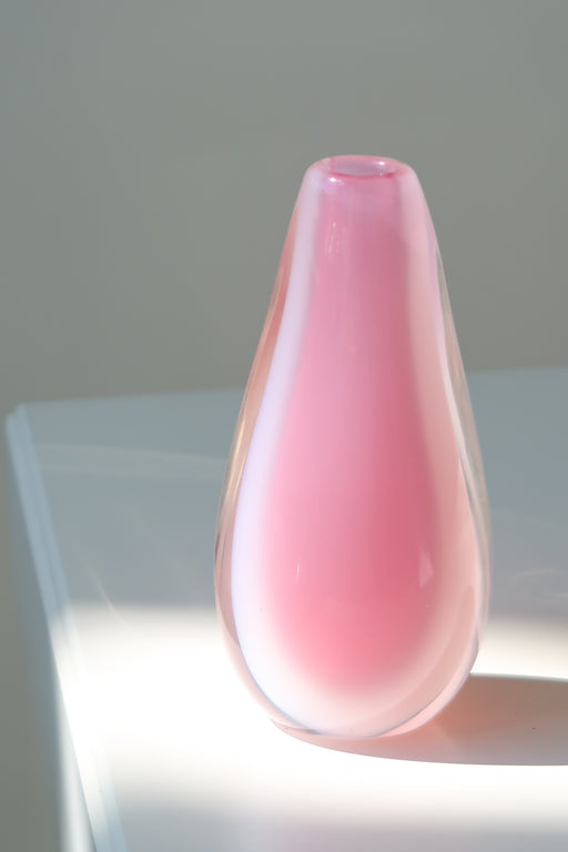 Flot vintage Murano glasvase i pink lyserød alabastro glas. Denne glastype er blevet et samleobjekt grundet sjældenhed og den helt fantastiske nuance. Fremstår i meget god stand. Håndlavet i Italien, 1950/60erne. 