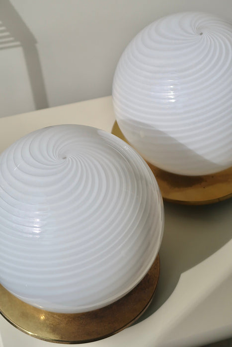 Vintage Murano bordlampe i hvid glas med swirl og messing bund. Lampen afgiver et meget hyggeligt lys og har en fantastisk swirl. Håndlavet i Italien, 1970erne, og kommer med ny hvid ledning. H:22 cm D:20 cm (glas)