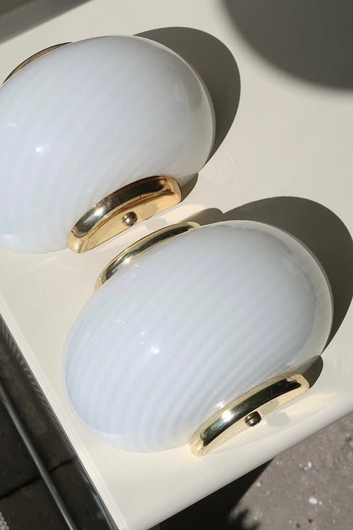 Smuk, klassisk vintage Murano væglampe i hvid glas med swirl mønster og beslag i messing. Perfekt størrelse til din entré, i køkkenet, på badeværelset eller som læselampe i soveværelset