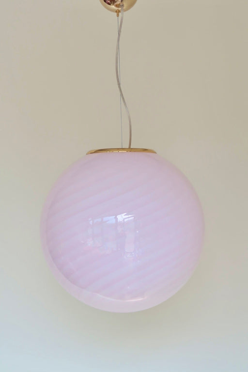 Ny Murano candy pendel loftlampe i en fin blød lyserød nuance. Mundblæst glas i rund form med swirl mønster. E27 fatning. Kommer med justerbart messingbelagt ophæng samt hvid ledning.&nbsp;