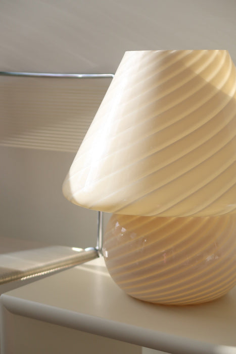 Ekstra stor vintage Murano mushroom lampe med swirl. Mundblæst i den perfekte cream nuance. 