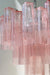 Smuk vintage Murano Tronchi lysekrone. Lysekronen består af 34 mundblæste tronchi prismer i en transparent blød lyserød nuance. 5xE27 fatning og giver masser af lys. Håndlavet i Italien. Størrelsen gør den perfekt til stue, køkken og hall - kan også benyttes som en ekstraordinær lampe i soveværelset eller walk-in closet. ⁠