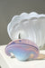 Vintage Murano muslingeskål i en smuk lilla nuance. Mundblæst i glas i form af en musling. Skålen har to baser og kan derfor både stå ret op eller hvile på siden. Håndlavet i Italien, 1960/70erne. 