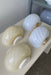 Smuk, klassisk vintage Murano væglampe i hvid glas med swirl mønster og beslag i messing. Perfekt størrelse til din entré, i køkkenet, på badeværelset eller som læselampe i soveværelset. Super nemme at montere. Lamperne stammer fra et kloster i Italien, som skulle ombygges og renoveres og har derfor alderssvarende patina på beslag. Mundblæst i Italien, 1960/70erne og varierer i udtrykket. Størrelse 22x15 cm. 