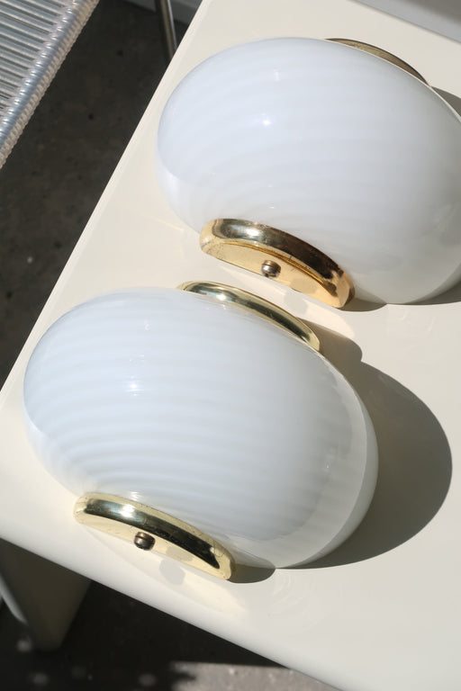 Smuk, klassisk vintage Murano væglampe i hvid glas med swirl mønster og beslag i messing. Perfekt størrelse til din entré, i køkkenet, på badeværelset eller som læselampe i soveværelset