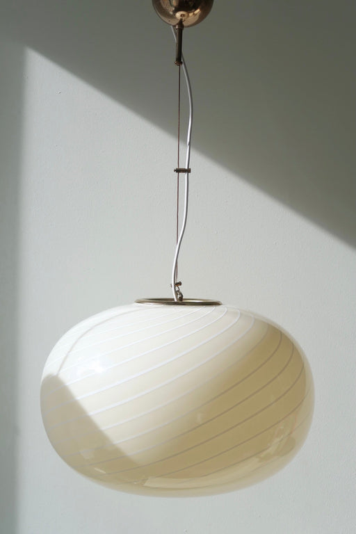 Ekstra stor vintage Murano pendel loftlampe i creme glas. Glasset er mundblæst i oval form med et smukt hvidt swirl mønster. Messing ophæng. Håndlavet i Italien, 1970erne. D:45 cm H:36 cm (glas)  Item 578-4