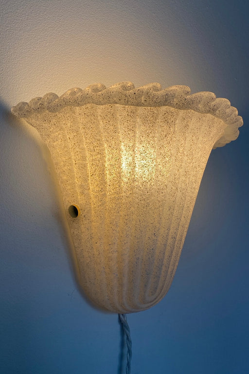Stor vintage Murano væglampe. Udformet af mundblæst glas med rustik overflade. E27 fatning og messingbelagte detaljer. Perfekt til en entré eller som et lyspunkt bag et møbel. Håndlavet i Italien, 1980/90erne.   H:24 cm B:31 cm D:16 cm 