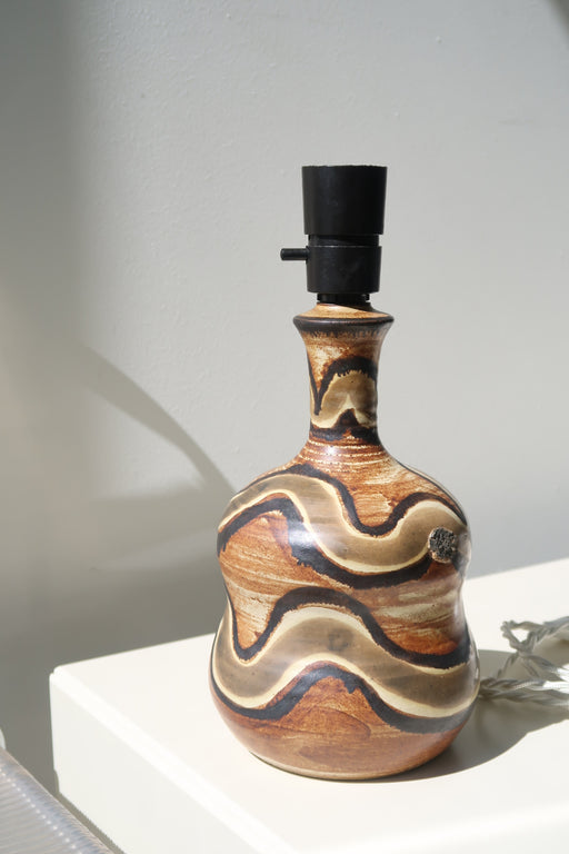 Vintage Jette Hellerøe keramik bordlampe. Udformet i organisk form med en særlig glasering. Jette Hellerøe var den mest prominente keramiker hos Axella og den kan være udformet i hendes tid her. Håndlavet i Danmark, 1970erne, og kommer med ny ledning. Signeret. 