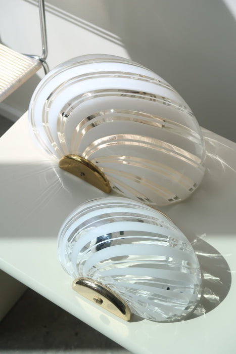 Ekstra stor vintage Murano væglampe i hvid glas med swirl mønster og beslag i messing. Beslag signeret F. Fabbian. Perfekt størrelse til din entré, stue eller soveværelse. Super nemme at montere. Mundblæst i Italien, 1960/70erne. Størrelse 30x19 cm. 