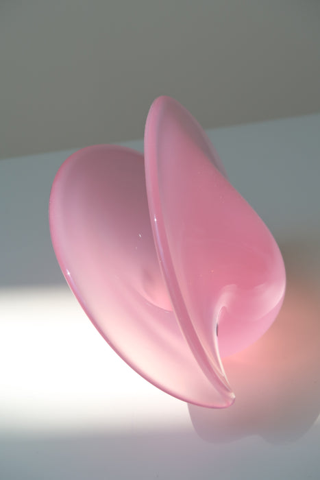 Vintage Murano muslingeskål, som er mundblæst i lyserød opal glas. Muslingen har to baser og kan enten stå oprejst eller tippe på siden. Står med originale klistermærker. Håndlavet i Italien 1960/70erne. L:19 cm H:11,5 cm B:8 cm  