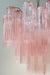 Smuk vintage Murano Tronchi lysekrone. Lysekronen består af 34 mundblæste tronchi prismer i en transparent blød lyserød nuance. 5xE27 fatning og giver masser af lys. Håndlavet i Italien. Størrelsen gør den perfekt til stue, køkken og hall - kan også benyttes som en ekstraordinær lampe i soveværelset eller walk-in closet. ⁠