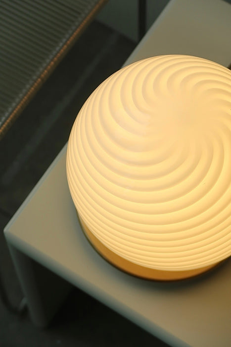 Vintage Murano bordlampe i hvid glas med swirl og messing bund. Lampen afgiver et meget hyggeligt lys og har en fantastisk swirl.