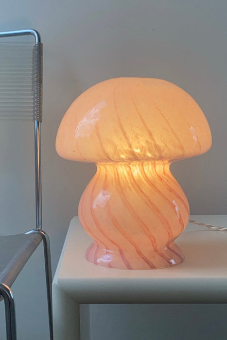 Smuk vintage Murano baby mushroom bordlampe. Mundblæst i rosa / lyserød glas med swirl. Den perfekte størrelse til et sengebord. Håndlavet i Italien og kommer med ny hvid stofledning. H:22 cm D:18 cm 