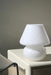 Vintage Murano baby mushroom bordlampe. Mundblæst i hvid glas med swirl mønster. Håndlavet i Italien, 1970erne, og kommer med ny hvid ledning. Små brugsspor, ingen afslag. H:19 D:16 cm