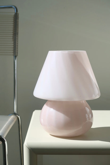 Vintage Murano baby mushroom bordlampe. Mundblæst lampe i rosa / lyserød glas med swirl. Den perfekte størrelse til et sengebord. Håndlavet i Italien, 1970erne, og kommer med ny hvid ledning.