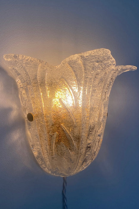 Sæt af vintage Murano Hollywood Regency væglamper. Mundblæst glas med messingbelagte detaljer. E27 fatning. Håndlavet i Italien, 1980erne.   H:23 cm B:33 cm D:17 cm 