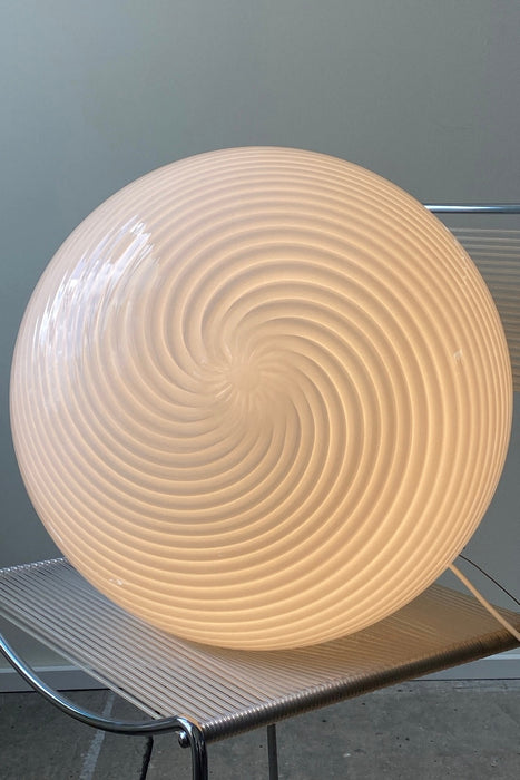 Stor vintage Murano pendel loftlampe i hvid opaline glas. Glasset er mundblæst i oval form med et smukt swirl mønster. Håndlavet i Italien, 1970erne, og kommer med originalt justerbart ophæng i patineret messing. 