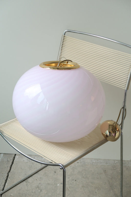 Smuk original Murano loftlampe i lyserød glas med nyt messing ophæng. Glasset er mundblæst i oval form med et fantastisk swirl mønster. 