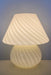 Vintage medium Murano mushroom bordlampe i en smuk, sart creme gul nuance. Mundblæst i ét stykke glas med swirl mønster . Håndlavet i Italien, 1960/70erne, og kommer med ny hvid ledning. ⁠H: 27 cm D: 24 cm⁠