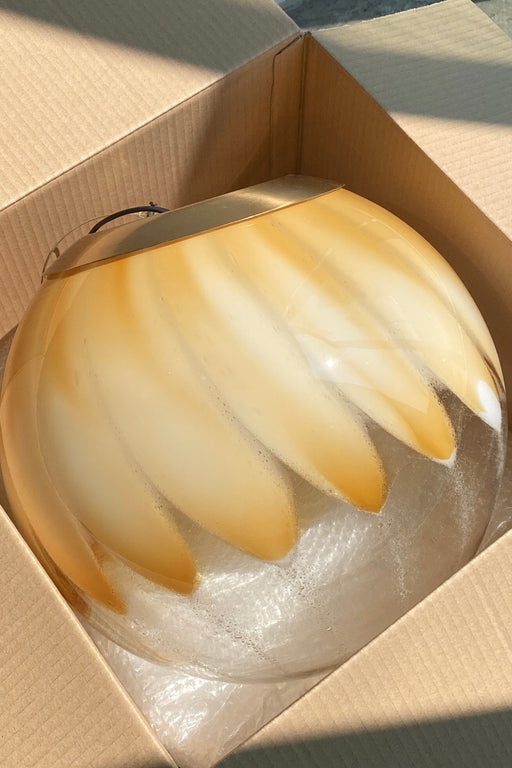 Stor vintage Murano anemone pendel loftlampe i mundblæst creme gul glas. Glasset er udformet i rund form med mønster. Håndlavet i Italien, 1970erne. Kommer med justerbart messingophæng.