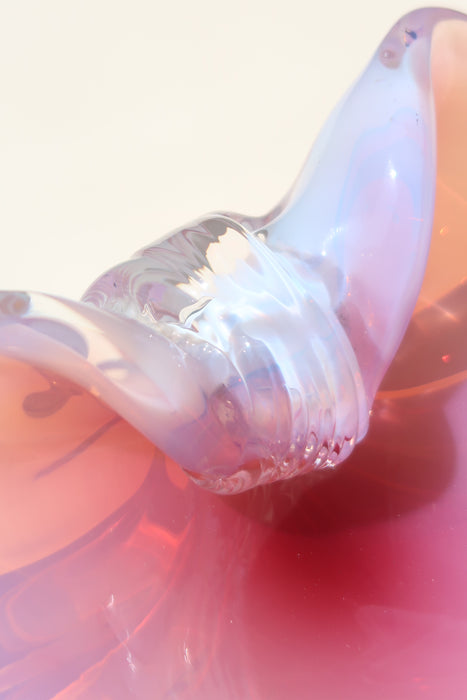 Vintage Cenedese Murano skål udformet som en musling. Mundblæst i lilla / lyserød opaline glas. Håndlavet i Italien, 1970erne. Signeret under bunden. L:19 cm B:17 cm H:6,5 cm