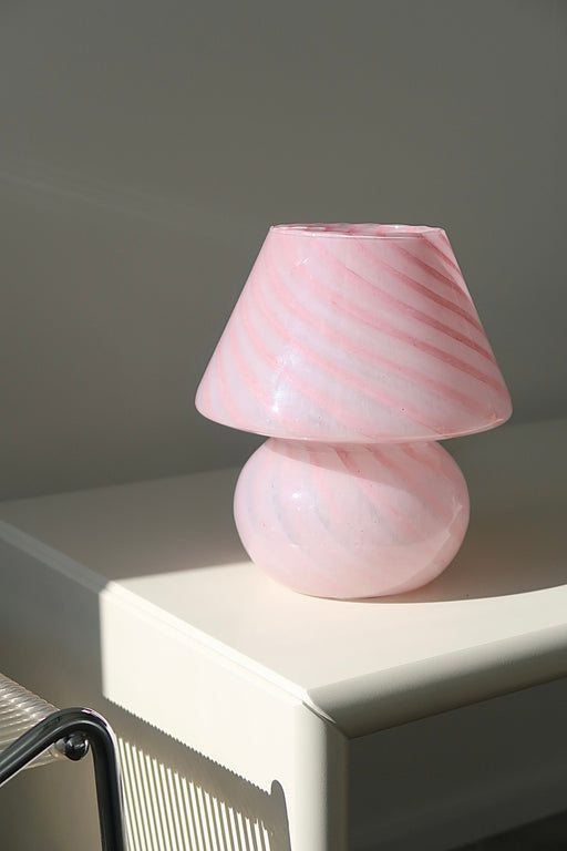 Vintage Murano baby mushroom bordlampe. Mundblæst lampe i lyserød glas med swirl. Den perfekte størrelse til et sengebord. Håndlavet i Italien, 1970erne, og kommer med hvid ledning.