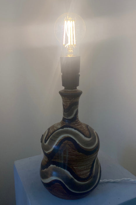 Vintage Jette Hellerøe keramik bordlampe. Udformet i organisk form med en særlig glasering. Jette Hellerøe var den mest prominente keramiker hos Axella og den kan være udformet i hendes tid her. Håndlavet i Danmark, 1970erne, og kommer med ny ledning. Signeret. 