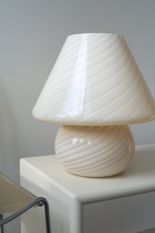 Ekstra stor vintage Murano mushroom lampe med swirl. Mundblæst i den perfekte cream nuance. 