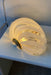 Ekstra stor vintage Murano væglampe i hvid glas med swirl mønster og beslag i messing. Beslag signeret F. Fabbian. Perfekt størrelse til din entré, stue eller soveværelse. Super nemme at montere. Mundblæst i Italien, 1960/70erne. Størrelse 30x19 cm. 