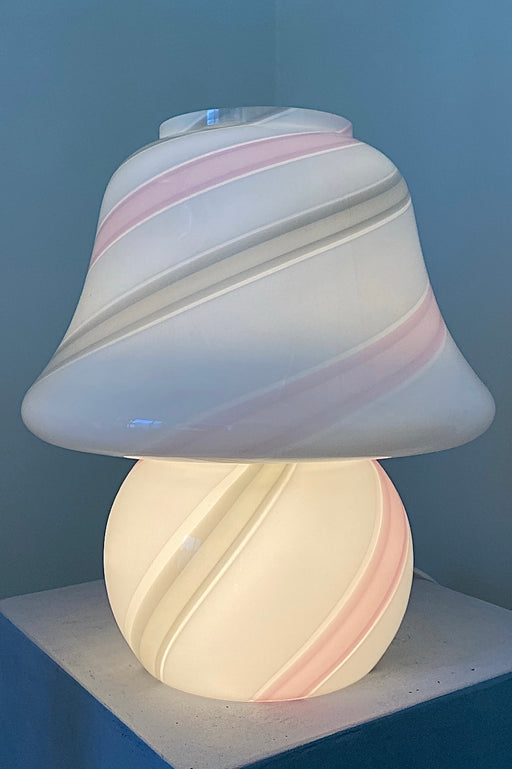 Vintage Murano Vetri candy stribet mushroom lampe i mellem størrelse. Lampen er udformet i en særlig form i mundblæst hvid opal glas med lyserød og grå swirl. Håndlavet i Italien, 1960/70erne, kommer med ny hvid ledning samt original label. 