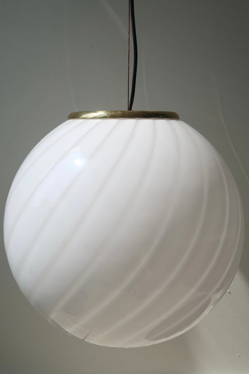 Stor vintage Murano pendel loftlampe i hvid opaline glas. Glasset er mundblæst i rund form med et smukt swirl mønster. Håndlavet i Italien, 1970erne, og kommer med justerbart messing ophæng. D:40 cm