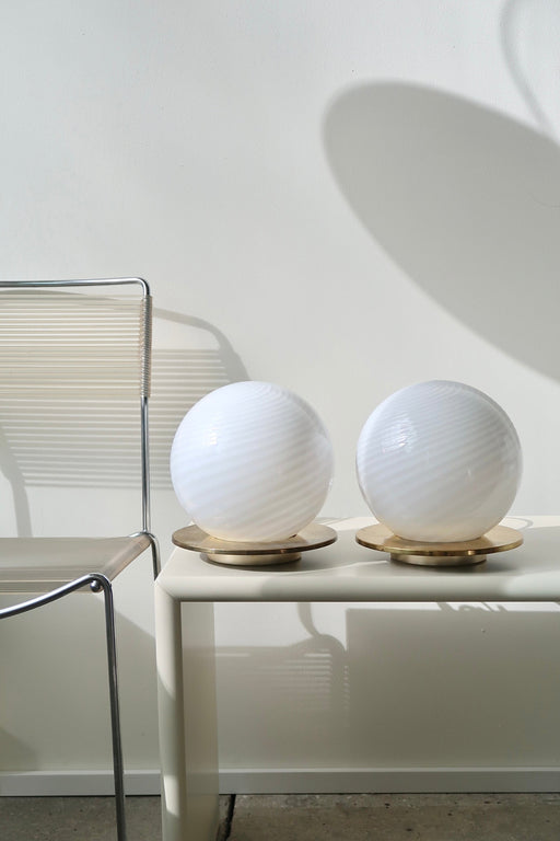 Vintage Murano bordlampe i hvid glas med swirl og messing bund. Lampen afgiver et meget hyggeligt lys og har en fantastisk swirl. Håndlavet i Italien, 1970erne, og kommer med ny hvid ledning. H:22 cm D:20 cm (glas)