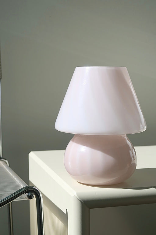 Vintage Murano baby mushroom bordlampe. Mundblæst lampe i rosa / lyserød glas med swirl. Den perfekte størrelse til et sengebord. Håndlavet i Italien, 1970erne, og kommer med ny hvid ledning.
