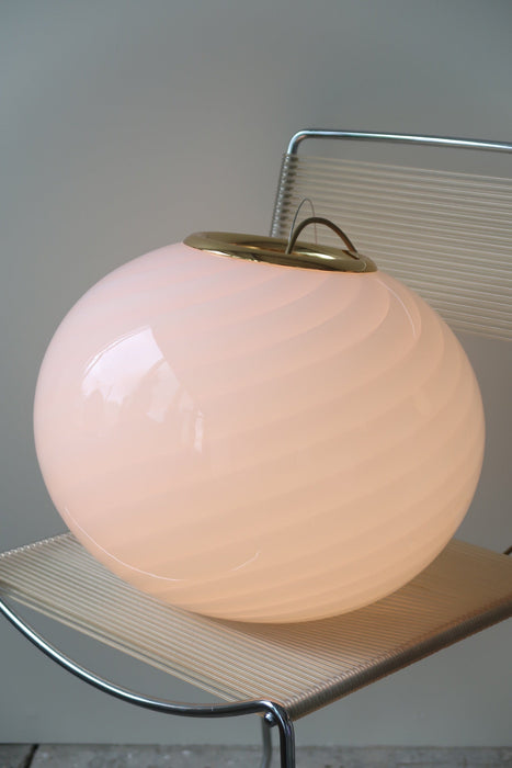 Smuk original Murano loftlampe i lyserød glas med nyt messing ophæng. Glasset er mundblæst i oval form med et fantastisk swirl mønster. 