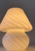 Vintage Murano baby mushroom bordlampe. Mundblæst i hvid glas med swirl mønster. Håndlavet i Italien, 1970erne, og kommer med ny hvid ledning. Små brugsspor, ingen afslag. H:19 D:16 cm