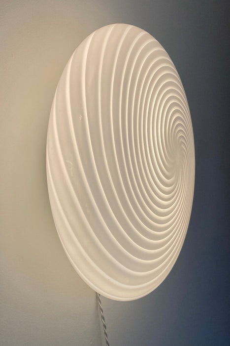 Ekstra stor vintage Murano plafond loftlampe. Mundblæst i hvid opal glas med swirl mønster. Perfekt til rum med begrænset lofthøjde eller som en skulpturel væglampe. Håndlavet i Italien, 1970erne. D:45 cm H:15