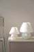 Klassisk vintage Murano baby mushroom bordlampe. Mundblæst i hvid glas med swirl mønster. Håndlavet i Italien, 1970erne, og kommer med ny hvid ledning. H:18,5 cm D:17 cm 