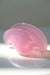 Vintage Murano muslingeskål, som er mundblæst i lyserød opal glas. Muslingen har to baser og kan enten stå oprejst eller tippe på siden. Står med originale klistermærker. Håndlavet i Italien 1960/70erne. L:19 cm H:11,5 cm B:8 cm  