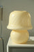 Vintage Murano mushroom bordlampe i en sjælden form. Mundblæst i en smuk gul nuance i ét stykke med swirl mønster. Håndlavet i Italien, 1970erne. ⁠H:27⁠ cm D:20 cm  swirl yellow mushroom svampelampe table lamp glass