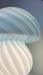 Stor vintage Murano mushroom bordlampe i en sart blå nuance. Mundblæst i ét enkelt stykke glas i en sjælden form med swirl mønster. Håndlavet i Italien, 1960/70erne. H:37 cm D: 34 cm⁠