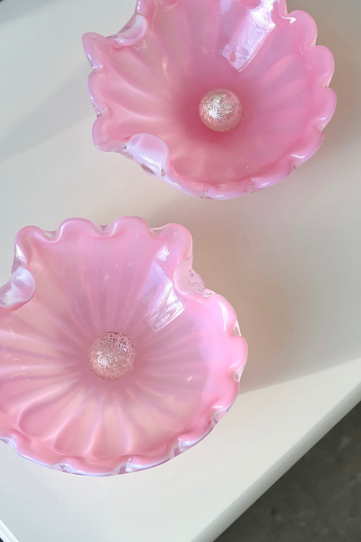 Vintage Murano alabastro muslingeskål med den originale glasperle. Mundblæst i lyserød / pink glas i form af en musling. Håndlavet i Italien. L:18 cm B:17 cm H:6 cm murano archimede seguso shell bowl