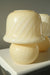Vintage Murano mushroom bordlampe i en sjælden form. Mundblæst i en smuk gul nuance i ét stykke med swirl mønster. Håndlavet i Italien, 1970erne. ⁠H:27⁠ cm D:20 cm  swirl yellow mushroom svampelampe table lamp glass