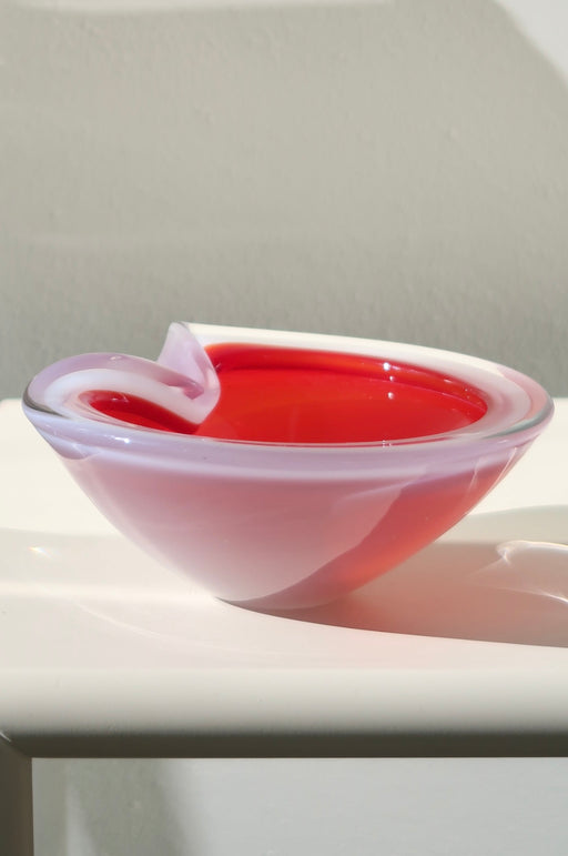 Smuk vintage Seguso Murano glasskål. Skålen er mundblæst i solid opaliserende glas i nuancer af rød og hvid. Udarbejdet i Sommerso teknik - et fantastisk stykke håndværk. Håndlavet i Italian, 1970erne. B: 18 cm L:16 cm ⁠