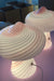 Helt fantastisk og super sjælden Murano mushroom lampe i stor størrelse. Mundblæst i hvid og lyserød glas med swirl mønster. Vi har aldrig set eller haft denne form før - og vi er helt vilde med dem. Brug dem som statement pieces i din stue eller indret det mest utrolige soveværelse! Håndlavet i Italien, 1970erne, har originalt Murano Vetri klistermærke og kommer med ny hvid ledning. ⁠H:38 cm D: 30 cm⁠